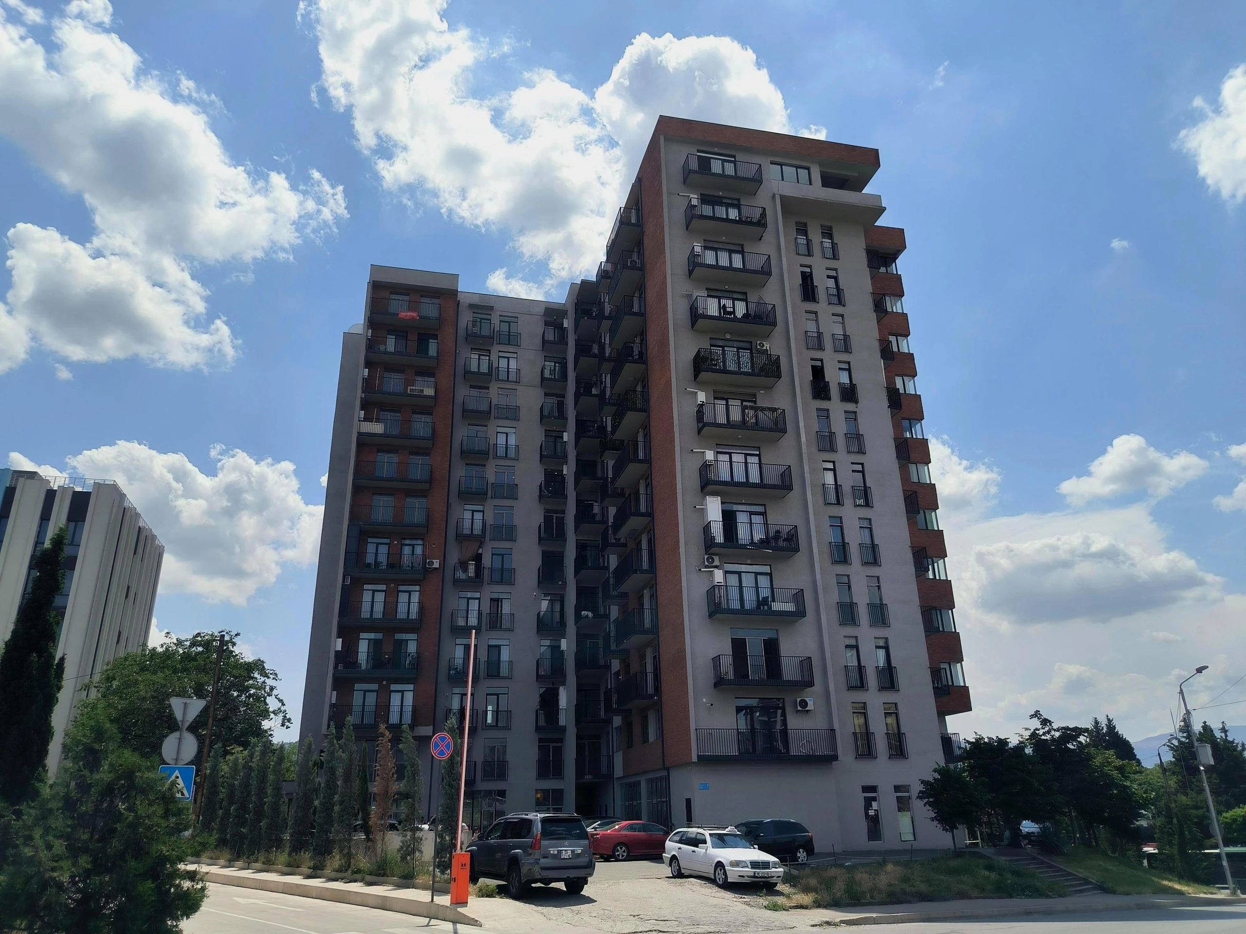 გრიგოლ ლორთქიფანიძის ქუჩა 1ა