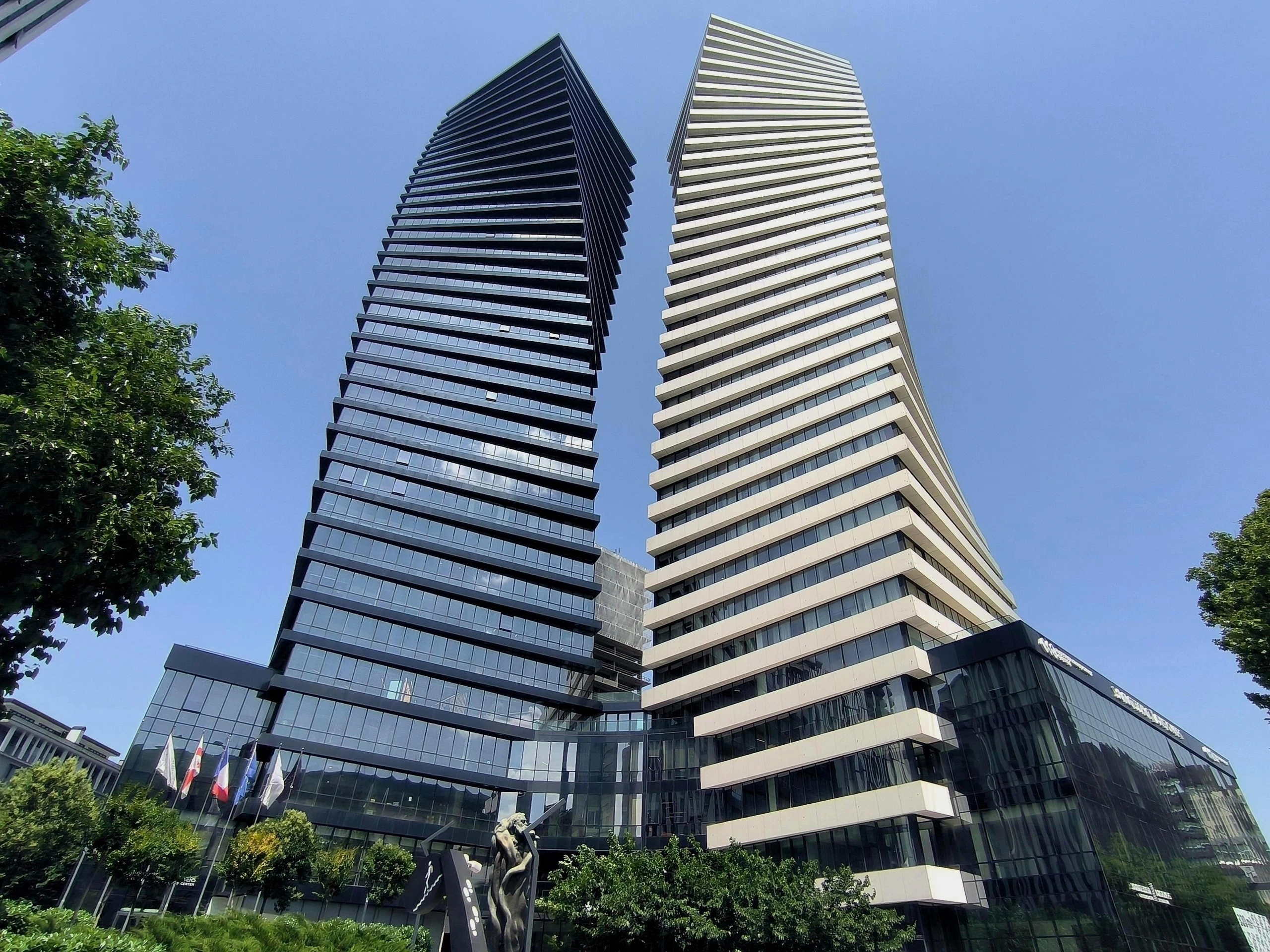 აქსის თაუერსი